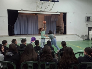 Θέατρο με τίτλο  "Δεν είμαι bro"