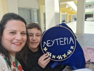 Παραδοσιακό κάδρο από βελούδινο ύφασμα και κουκούλια μεταξοσκώληκα