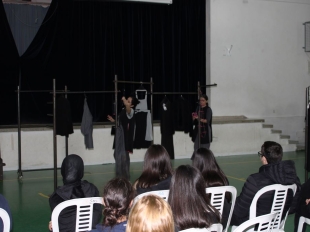 Θεατρική παράσταση από το Θέατρο Βαλίτσα