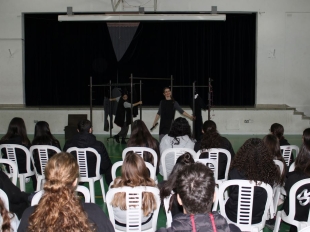 Θεατρική παράσταση από το Θέατρο Βαλίτσα