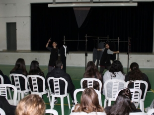 Θεατρική παράσταση από το Θέατρο Βαλίτσα